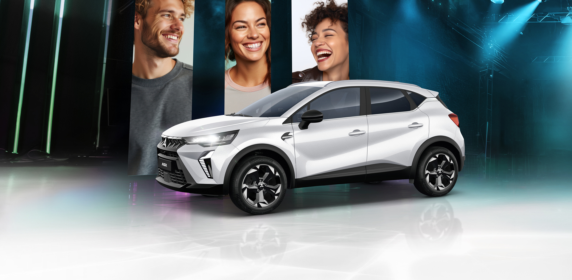 Mitsubishi ASX Select in Weiß mit drei fröhlichen Menschen vor modernem Bühnen-Setting mit blauer Beleuchtung